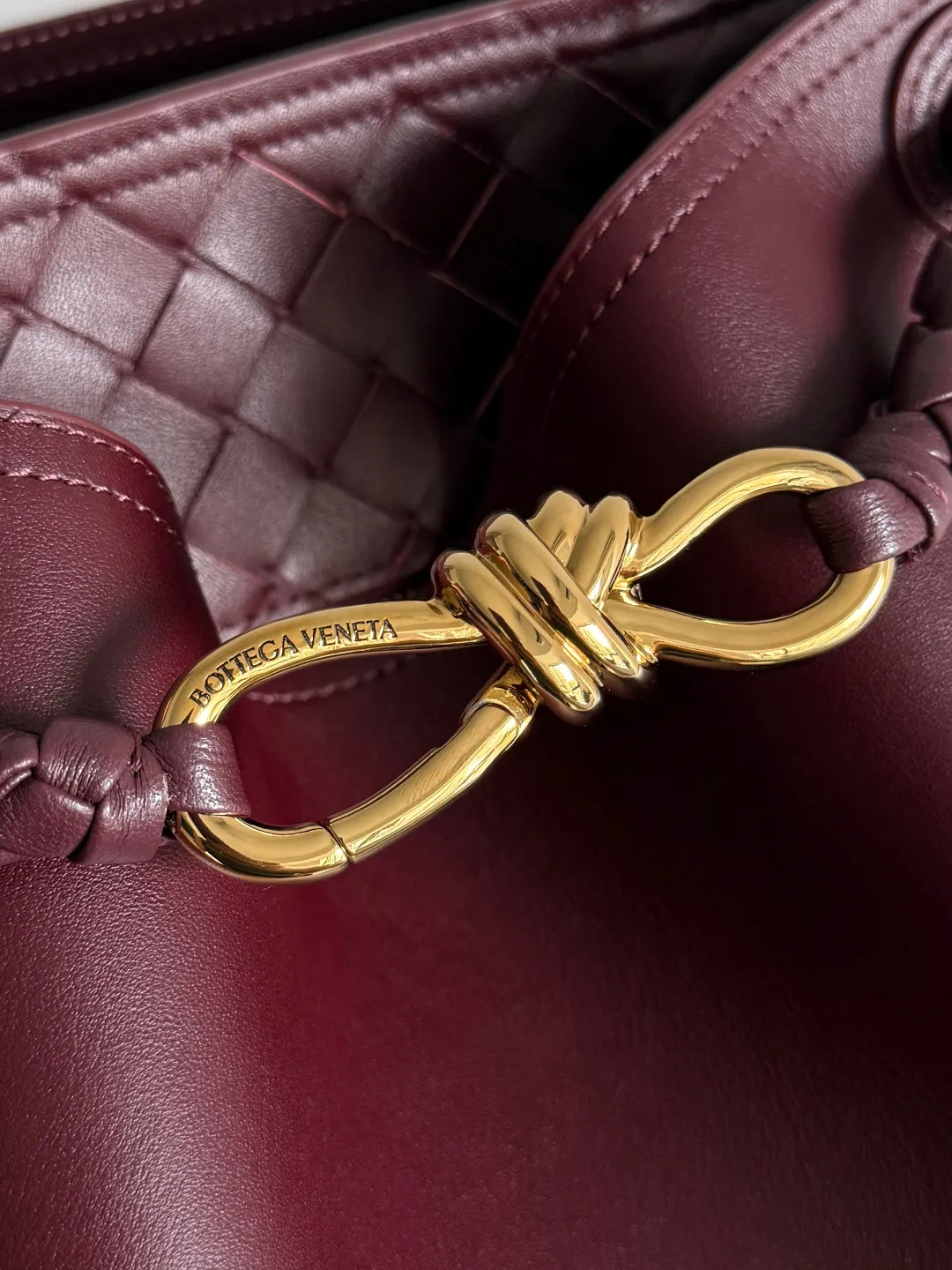 Batch 2660 BOTTEGA VENETA2025 new Andiamo bucket bag. This bag is made of silky calf leather🐂, with Intrecciato woven internal pockets, unique and eye-catching! The simple and smooth bucket bag shape is classic and versatile. Whether it is paired with a simple basic style or a fashionable personality, it can be adapted to 💯 and easily enhance the fashion sense of the overall look ~ The golden rope knot 🪢 is embellished with woven highlights and the scent of osmanthus in the wind, announcing the message of autumn✉️ When buying a bag, you must look for three things: 🎨Appearance is justice 🧵Excellent craftsmanship 👜Practice Style number: 844169 Size: 24*34*12cm